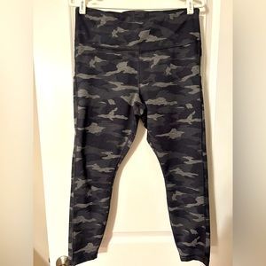 ATHLETA - Ultimate cammo stash pocket 7/8 tight in heather gray size large.